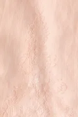 Top de tirantes finos en tejido ligero de color rosado, con detalles de encaje festoneado en el bajo.