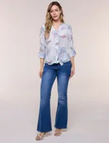 Blusa Hope & Harlow de gasa estampada con patrón floral en tonos azul y blanco, escote en V con botones frontales, mangas largas regulables y nudo decorativo en el ruedo.