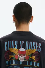 Remera oversized de algodón pesado color negro, con cuello redondo acanalado, hombros caídos y estampa frontal de Guns N' Roses con diseño de calavera y rosas.