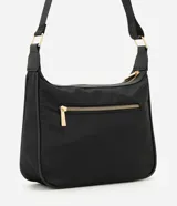 Cartera grande Satinato de color negro, confeccionada en poliéster con detalles en policloruro de vinilo. Posee un diseño moderno con cierre superior, bolsillo frontal con cierre visible y herrajes metálicos dorados, incluyendo una correa ajustable con hebillas y una placa con el logo de la marca.