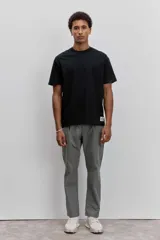 Remera de manga corta y cuello redondo, de corte clásico y color marrón.