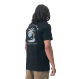Remera negra de manga corta con cuello redondo y logo de Quiksilver estampado en el pecho.