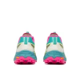 Championes de trail running Merrell Agility Peak 6, color blanco con detalles en verde lima, fucsia y turquesa. Incorporan suela Vibram y tecnología FlexConnect.