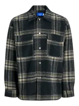 Sobrecamisa a cuadros verde oscuro, marrón y blanco, de manga larga con puños abotonados, cierre frontal con botones y bolsillos en el pecho.