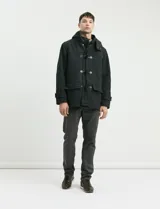 Pantalón de algodón sarga con elastano, de corte clásico con bolsillos delanteros inclinados y bolsillos traseros de ribete.