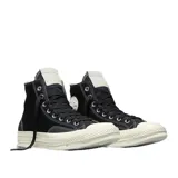 Championes Converse modelo Chuck 70 Hi, de caña alta, confeccionados en lona resistente color negro. Presentan suela de goma color crema con acabado brillante, puntera reforzada y cordones de algodón al tono. Incluyen plantilla OrthoLite para mayor confort.