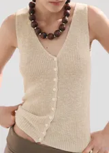 Chaleco de punto grueso color beige, con diseño recto, escote en V con solapa, sin mangas, tirantes anchos y cierre delantero con botones.