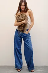Pantalón de jean azul de corte wide leg, tiro medio-alto, con costuras frontales marcadas y diseño holgado.