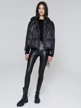 Campera puffer color visón con capucha y cierre frontal con cremallera. Presenta cordones blancos con letras negras en la capucha y en los puños.