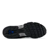 Championes New Balance modelo 740, de estilo running inspirado en los años 2000. Presenta una base de malla gris con superposiciones sintéticas, logo N lateral en color negro con borde verde neón y entresuela con tecnología ABZORB para mayor amortiguación.