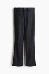 Jean tobillero en denim superelástico que se ajusta al cuerpo creando un efecto segunda piel. Corte ajustado de cintura a cadera y corte acampanado desde la rodilla al bajo. Modelo de tiro alto con cierre y botón, y bolsillos insertados adelante.