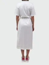 Vestido midi blanco de algodón con malla plisada, cuello redondo y mangas cortas. Incluye cinturón blanco con hebilla plástica. Marca Moncler.