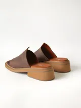 Sandalias marrones de cuero texturizado con diseño de tira ancha en el empeine y separación para el dedo, taco cuadrado bajo y suela plataforma.