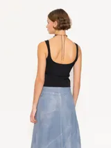 Top negro ajustado al cuerpo, sin mangas, con escote redondo profundo tanto en el frente como en la espalda.