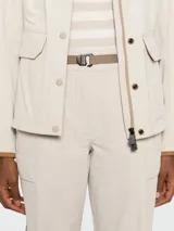 Pantalón cargo de corte recto en color beige, con bolsillos laterales y cierre frontal con cinturón integrado.