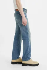 Jean Levi's 501 Original Button Fly Misty Lake, color azul claro con efecto degradado. Presenta cierre de botones, cinco bolsillos y corte recto.