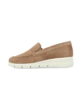 Slip-on de cuero gamuza color camel, con suela elevada de goma blanca y elásticos laterales.