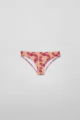 Bombacha de bikini con estampado de flores rojas y naranjas sobre fondo blanco.