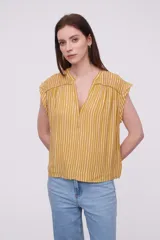 Blusa sin mangas de corte holgado, confeccionada en tela de viscosa con estampado de rayas verticales en tonos mostaza y blanco. Presenta cuello en V profundo y detalles bordados en los hombros.
