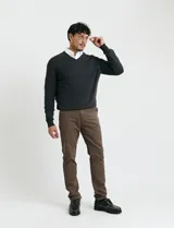 Sweater de punto color ladrillo con cuello en V y mangas largas.