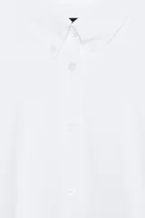 Camisa de popelín color blanco, con cuello solapa, manga larga y bajo abullonado con elástico interior. Cierre frontal con botones.