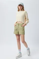 Short color beige de tiro alto y tela liviana con grandes bolsillos.