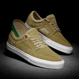 Championes de skate Emerica modelo The Hoban, color negro con detalles en verde y suela blanca. Presentan un diseño de perfil bajo con costuras reforzadas en la puntera y ojal superior metálico dorado.