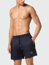 Short de baño negro de poliéster con cintura elástica ajustable con cordón, bolsillos laterales y logo hexagonal de la marca en el ruedo.