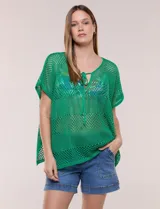 Poncho verde de tejido calado con cuello redondo y cordones ajustables en el escote, mangas cortas amplias y aberturas laterales.