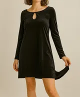 Vestido corto de color negro, confeccionado en tela suave con acabado ligeramente satinado. Presenta un diseño de manga larga, corte recto y un detalle de abertura tipo gota en el escote delantero.