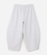Pantalón deportivo gris melange de corte barrel, confeccionado en moletón con cintura elastizada y bolsillos funcionales.