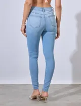 Jean skinny de tiro alto, color celeste, marca William Rast.