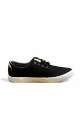 Calzado náutico azul marino con cordones oscuros, suela blanca de goma y detalle de logo bordado en el lateral. Cuenta con ojales metálicos y apliques en marrón claro.
