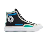 Championes Converse modelo Chuck 70 Trail de caña alta, con diseño técnico en color negro, detalles en azul eléctrico, verde y beige. Presenta el icónico parche de la marca en el lateral y suela de goma blanca.