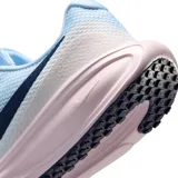 Championes de running Nike Revolution 8, color negro con entresuela blanca y el característico swoosh de Nike en el lateral.
