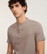 Remera Marfinno de corte slim para hombre, color gris topo, confeccionada en mezcla de viscosa, con cuello padre, cierre frontal parcial de botones y manga corta.