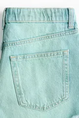 Short de cinco bolsillos en denim de algodón rígido, de tiro alto con cierre y botón, corte holgado con bajo deshilachado.