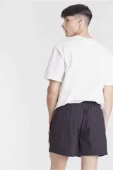 Short de baño verde lima con cintura elástica y cordón ajustable.