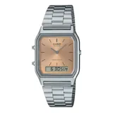 Reloj Casio modelo AQ230A con diseño retro, caja de acero inoxidable plateado y esfera color champagne. Presenta un sistema híbrido con agujas analógicas y pantalla digital multifunción.