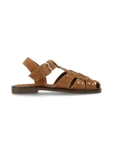 Sandalia plana tipo guillermina y cangrejera, confeccionada en cuero gamuza color camel, con tiras cruzadas decoradas con tachas metálicas doradas. Cuenta con tira ajustable en el talón con hebilla metálica y suela de caucho.