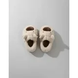 Pantuflas cerradas de peluche color beige con diseño de capibara, orejas marrones y suela antideslizante.