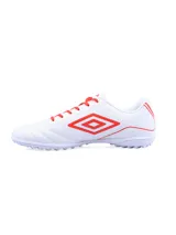 Championes de fútbol Umbro modelo Classico III TF, diseñados para césped sintético. Presentan un diseño en color blanco con detalles en verde neón en el logo lateral, interior y suela.