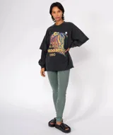 Camiseta de manga larga color gris oscuro con efecto lavado, cuello redondo y un gran estampado frontal de estilo vintage/rockero con la leyenda "ROCK & ROLL MARATHON 1980". Presenta un diseño de doble manga.