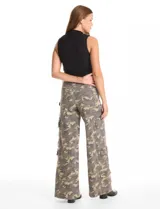 Jean cargo de corte wide leg con estampado camuflado. Presenta cierre frontal con botón, bolsillos laterales inclinados, bolsillos tipo cargo con solapa en las piernas y bolsillos traseros aplicados.
