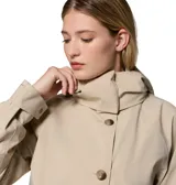 Impermeable gabardina de mujer Columbia modelo Amaze Trench Rain, en color beige claro, con capucha desmontable, cuello alto, cierre frontal con botones y puños ajustables con tiras y botones.