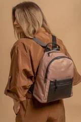 Mochila urbana de diseño combinado, confeccionada en tela resistente con bolsillo frontal y detalles en cuero sintético. Cuenta con compartimento principal con cierre y correas ajustables.