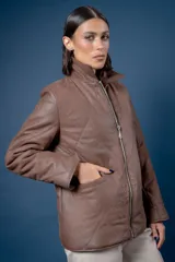 Campera de cuero azul con acabado gastado, diseño acolchado con costuras en forma de rombos, cierre frontal completo y bolsillos laterales.