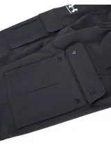 Pantalón cargo deportivo Under Armour Vibe Woven de color negro, con cintura elástica, bolsillos laterales amplios con solapa y puños elastizados en los tobillos. Confeccionado con tejido elástico y liviano con tecnología UA Storm que repele el agua.