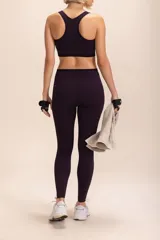 Top deportivo de lycra color morado, de impacto medio, con breteles anchos y banda elástica en el bajo busto.