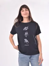 Remera negra de manga corta con estampado gráfico lineal en color blanco en el centro del pecho que incluye ilustraciones de frutas, copas brindando, una reposera y la inscripción "La Dolce Vita".
